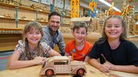 Hoagascht – Moderator Richard Deutinger, Niklas und Sophia im Museum Traiskirchen, während ServusTV's Hoagascht "A Leben voller Spiele" in Traiskirchen, Niederösterreich, Österreich, am 15.06.2025.