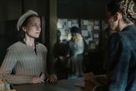 Ein Tag in... – Ein neu gegründeter Suchdienst lässt Elli (Henrike von Kuick, li.) hoffen, ihre vermisste Schwester doch noch wiederzufinden.