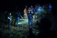 Tatort – Die Bereitschaftspolizei und Friedemann Berg (Hans-Jochen Wagner) versuchen, aufgebrachte Dorfbewohner an der Verfolgung der Verdächtigen zu hindern.