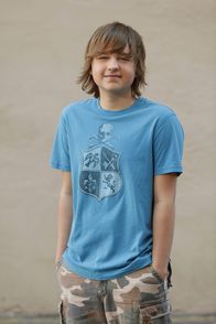 Two and a Half Men – (7. Staffel) - Hat es mit seinem Vater Alan und seinem Onkel Charlie nicht immer leicht: Jake (August T. Jones) ...