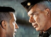 Das dreckige Dutzend – Das dreckige Dutzend nimmt Form an: John Cassavetes als Victor Franko, Lee Marvin als Major Reisman