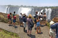 Unentdecktes Nordnamibia – Touristengruppe an den Victoria-Fällen in Simbabwe.
