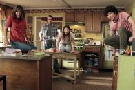 The Middle – Um Bricks Sozialkompetenz zu erhöhen, kaufen Frankie (Patricia Heaton, l.) und Mike (Neil Flynn, 2.v.l.) ihm einen Hasen. Doch der macht ihnen, Sue (Eden Sher, 2.v.r.) und Axl (Charlie McDermott, r.) bald das Leben zur Hölle ...
