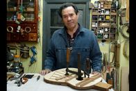 GEO Reportage – Der 76-jährige Francisco Manuel Díaz in seiner Werkstatt unterhalb der Alhambra: Er ist der dienstälteste Gitarrenbauer Granadas.