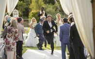 Liebe auf den ersten Trick – Auf seiner eigenen Hochzeit von der Polizei gejagt: Hochstapler und Betrüger Tom (Steffen Groth, M.) ...
