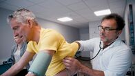 Die Ernährungs-Docs – Timo W. soll wieder in Bewegung kommen – aber ärztlich kontrolliert. Die Ernährungs-Docs haben ihn deshalb zur Leistungsdiagnostik geschickt, bei Sport- und Präventivmediziner Michael Ehnert.; NDR Fernsehen DIE ERNÄHRUNGS-DOCS, "Iss Dich gesund!" Uhr. Timo W. soll wieder in Bewegung kommen – aber ärztlich kontrolliert. Die Ernährungs-Docs haben ihn deshalb zur Leistungsdiagnostik geschickt, bei Sport- und Präventivmediziner Michael Ehnert.