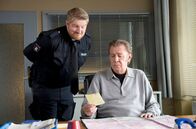 Großstadtrevier – Die "Repsold", das Wohnschiff von Dirk Matthies (Jan Fedder, r.) ist verschwunden. Hannes Krabbe (Marc Zwinz, l.) hat die Adresse von Horst Boje herausgefunden, der das Schiff unbedingt kaufen wollte.