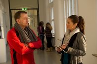 SOKO Stuttgart – Selma Kirsch (Yve Burbach) hofft, dass der Sport- und Biologielehrer Karsten Reinhardt (Florian Reiners) ihr mit der Beantwortung ihrer Fragen im Mordfall an dem Schüler Nikolas Resche weiterhelfen kann.