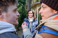 Sturm der Liebe – Carolin (Katrin Anne Heß, M.) und Max (Stefan Hartmann, l.) gefällt Gerrys (Johannes Huth, r.) Liebesbeweis für Merle.