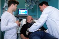 In aller Freundschaft – SENDER: ARD - SENDETITEL: In aller Freundschaft Folge 820 - UNTERTITEL: Hoffnungsvoll - CAPTION: ARD/MDR IN ALLER FREUNDSCHAFT FOLGE 820, "Hoffnungsvoll" Uhr im ERSTEN..Wolfgang Brünn (Paul Faßnacht, mi.) hat sich bei dem Sturz ins Grab seiner Mutter ein paar Rippen gebrochen, aber die Untersuchung durch Dr. Philipp Brentano (Thomas Koch, re.) bringt außerdem Pauls chronische Gastritis zutage, die der "harte Kerl" natürlich herunterspielt. Philipp möchte sich das trotzdem näher ansehen und bittet Kris Haas (Jascha Rust) Wolfgang stationär aufzunehmen..