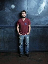 It's Always Sunny in Philadelphia – (1. Staffel) - Charlie Kelly (Charlie Day) ist ebenfalls Mitbesitzer des Paddy's und seit seiner Kindheit mit Mac befreundet ...
