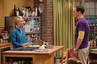 The Big Bang Theory – Als Penny (Kaley Cuoco, l.) Sheldon (Jim Parsons, r.) darauf aufmerksam macht, dass es Abschlussball-Rituale gibt, fühlt er sich genötigt, diese auszuführen ...