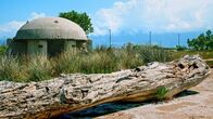 Ungezähmtes Albanien – Betonpilz, Bunker, Süden Albaniens.