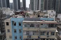 Am Rand des Hauses – Cheng Chung Au lebt seit Jahrzehnten in einer illegal errichteten „Käfigwohnung“ auf einem Hochhausdach in Hong Kong – eine reguläre Wohnung können seine Frau und er sich nicht leisten.