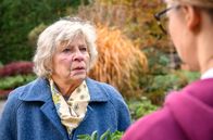 Sturm der Liebe – Anna (Christiane Blumhoff, l.) bittet Josie (Lena Conzendorf, r.) zu verhindern, dass Paul sich an seine Vergangenheit erinnert. Pauls Oma Anna Lindbergh, gespielt von Christiane Blumhoff, kommt an den „Fürstenhof“. Seit Jahrzehnten trägt sie ein dunkles Geheimnis mit sich herum, das nun droht, ans Tageslicht zu kommen …