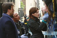 Castle – Wer hat die bekannte Sängerin Hayley Blue (Brianna Haynes, r.) so zugerichtet? Richard Castle (Nathan Fillion, l.), M.E. Sidney Perlmutter (Arye Gross, 2.v.l.) und Kate Beckett (Stana Katic, 2.v.r.) gehen der Sache auf den Grund.