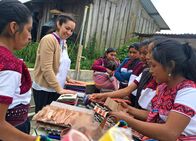 Unbekanntes Mexiko – Claudia Munoz Morales ist von Mexiko-Stadt nach San Cristobal de las Casas gezogen, um mit indigenen Frauen ein Label zu gründen und Taschen und Accessoires zu fertigen. Die jungen Frauen arbeiten zu fairen Löhnen.
