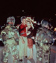Durst! – Bob (Adam Arkin) und Susan (Joely Fisher) werden vom Militär aufgehalten.
