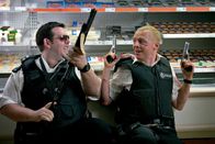Hot Fuzz – L-R: PC Danny Butterman (Nick Frost) und Nicholas Angel (Simon Pegg)