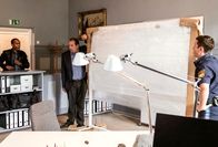 Watzmann ermittelt – Jerry Paulsen (Peter Marton, l.) kommt ins Revier zu Benedikt Beissl (Andreas Giebel, M.) und Max Ruffer (Nepo Fitz, r.) die gerade ein Whiteboard aufbauen.