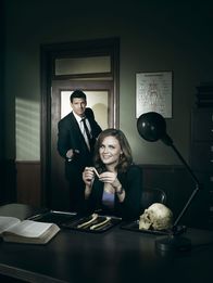Bones - Die Knochenjägerin – (5. Staffel) - Booth (David Boreanaz, l.); Dr. Brennan (Emily Deschanel, r.)