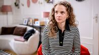 Sturm der Liebe – Stella (Daniela Galbo) streitet überzeugend ab, etwas mit Theos Handy gemacht zu haben.