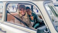 TickTack - Zeitreise mit Lisa & Lena – Mit dem Trabi durch Berlin! Lisa und Lena testen das Kultauto aus der DDR.