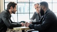 Atlanta Medical – Konspiratives Meeting: (l-r) Matt Czuchry als Conrad Hawkins, Bruce Greenwood als Dr. Bell, Malcolm-Jamal Warner als AJ Austin
