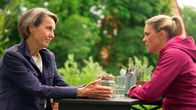 Rote Rosen – Britta (Jelena Mitschke r.) sagt Victoria (Caroline Schreiber l.) unmissverständlich ab, ihre Privatärztin zu werden.