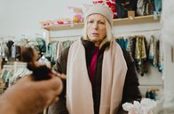 Kroymann – Weihnachtsstress in der sechsten Folge der Sketchcomedy „Kroymann“ mit Maren Kroymann: Welches Geschenk darf unterm Baum liegen?