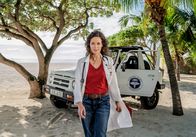 Die Inselärztin – Dr. Filipa Wagner (Anja Knauer) kehrt nach Mauritius zurück, um ihre Arbeit im Beachressort und als ehrenamtliche Inselärztin fortzusetzen.; ARD Degeto DIE INSELÄRZTIN - DIE MUTPROBE Uhr im ERSTEN. Dr. Filipa Wagner (Anja Knauer) kehrt nach Mauritius zurück, um ihre Arbeit im Beachressort und als ehrenamtliche Inselärztin fortzusetzen.