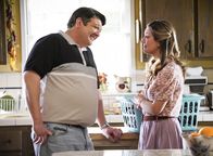 Young Sheldon – George Cooper sen. (Lance Barber, l.); Mary Cooper (Zoe Perry, r.)