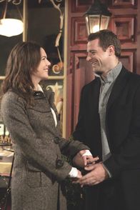 Gilmore Girls – Lorelai (Lauren Graham, l.) und Christopher (David Sutcliffe, r.) nehmen seine Tochter mit nach Paris, um ihre Mutter zu besuchen. Doch die Stadt der Liebe inspiriert Christopher zu einer spontanen Handlung ...
