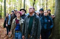 Labaule und Erben – Nach einer Idee von Harald Schmidt Teambuilding im Wald und jetzt ist auch noch die Trainerin weg. Nicht nur Wolfram (Uwe Ochsenknecht, 2.v.re.) hat Zweifel, dass er der Führungsrolle gerecht werden kann, sein Führungsteam Charly Wollinger (Felix von Manteuffel, 2. Reihe, 2.v.li.), Chefredakteur Buck (Robert Dölle, 2. Reihe, 2.v.re.) und Vorstandsreferentin Kate Storck (Marlene Morreis, re.) samt Chefpraktikantin Deborah (Amelie Kiefer, links) zweifelt mindestens genauso.