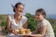 Zu Tisch ... – Annamaria hat mit ihrer Tochter Sofia mit Ricotta gefüllte Baci Panteschi gebacken.