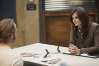 Castle – Marcus Gates (Lee Tergesen, l.) wird des Mordes verdächtigt. Kann Kate Beckett (Stana Katic, r.) ihn dazu bringen, die tat zu gestehen?