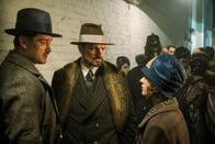 Babylon Berlin – Charlotte (Liv Lisa Fries) befragt den Armenier (Mišel Matičević) und sein Partner Walter Weintraub (Ronald Zehrfeld)