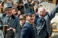 Sisi – Franz (Jannik Schümann, Mi.) lädt zum Volksfest mit Freibier und Tanz.