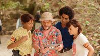 Deadly Tropics – Philippe (Valentin Papoudof, M.) zeigt Mélissa (Sonia Rolland, l.), Gaëlle (Béatrice de la Boulaye, r.) und Aurélien (Julien Béramis, 2.v.r.) ein Video des Opfers, welches möglicherweise Hinweise auf die Hintergründe seines Mordes liefert.