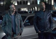 Lethal Weapon – Bei den Ermittlungen zum Mord an einem Geldfälscher stoßen Riggs (Clayne Crawford, l.) und Murtaugh (Damon Wayans, r.) auf eine hochprofessionelle Fälscherbande, die dem zwielichtigen Secret Service-Agent Peterson allerdings nicht ganz unbekannt ist ...