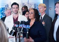 Chicago Med – Chicago Med Nachtschicht - Graveyard Shift Staffel 2, Episode 11 Sie verkünden die gut verlaufene OP vor den Medien: Colin Donnell als Dr. Connor Rhodes, S. Epatha Merkerson als Sharon Goodwin
