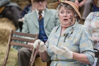 Father Brown – Mrs Mccarthy (Sorcha Cusack) wurde während des Theaterstücks mit Schlamm beworfen.