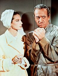 Der rosarote Panther – Sir Charles Lytton (David Niven) alias "Das Phantom" hat sich vor Inspektor Clouseau, der ihn entlarven will, zu dessen schöner Frau Simone (Capucine) geflüchtet.