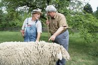 Löwenzahn Classics – Nachbar Paschulke (Helmut Krauss, r.) zeigt Peter Lustig (Peter Lustig, l.) sein neues Schaf. Er fürchtet um dessen Leben, denn seit kurzem ist Wolfsgeheul zu hören.