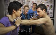 Dance Academy – Christian (Jordan Rodrigues) (l.) und Sammy (Tom Green) (r.) streiten, weil sich Sammy ungerecht behandelt fühlt.