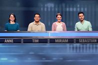 Gefragt - Gejagt – Moderator Alexander Bommes. Im Bild die Kandidat:innen: Anne Zeitler, Tim Ehrenfels, Miriam von Stern und Sebastian Schaffstein (Bayern 3).