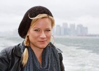 unterwegs – Moderatorin Andrea Jansen vor der Skyline von New York