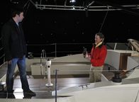 How I Met Your Mother – Robin und Marshall verbringen zum ersten Mal einen Abend miteinander. Es stellt sich jedoch schnell heraus, dass sie sich nicht viel zu sagen haben, und deshalb wenden sie sich vermehrt dem Alkohol zu. Währenddessen unternehmen Ted (Josh Radnor, l.) und "der Captain" (Kyle MacLachlan, r.) einen Segeltörn - mit ungeahnten Ende ...