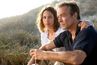 Weit hinter dem Horizont – Endlich finden Hanna (Anneke Kim Sarnau) und Helmut (Hannes Jaenicke) die Kraft und die Ruhe, um über ihre Trauer zu sprechen.