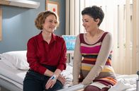 In aller Freundschaft – Rieke Machold (Liza Tzschirner, re.) ist es sichtlich unangenehm, dass ihre neue Lebensgefährtin Svenja Fries (Wanda Perdelwitz, li.) und ihre Ex-Frau Miriam aufeinandergetroffen sind und noch unangenehmer ist, dass Miriam auf diese Weise von Riekes Schwangerschaft erfahren hat.